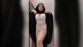 سعودية بتصور بزازها الكبيرة لحبيبها وتعرض جسمها