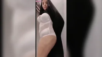 سعودية بتصور بزازها الكبيرة لحبيبها وتعرض جسمها