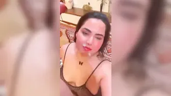 مربربة مصرية ببزاز مدورة خبيرة في مص الزب مع حبيبها