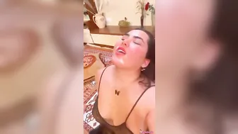 مربربة مصرية ببزاز مدورة خبيرة في مص الزب مع حبيبها