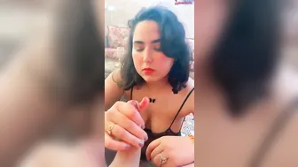 مربربة مصرية ببزاز مدورة خبيرة في مص الزب مع حبيبها
