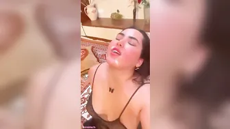 مربربة مصرية ببزاز مدورة خبيرة في مص الزب مع حبيبها