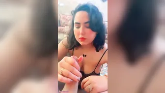 مربربة مصرية ببزاز مدورة خبيرة في مص الزب مع حبيبها