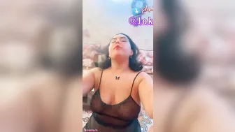 مربربة مصرية ببزاز مدورة خبيرة في مص الزب مع حبيبها