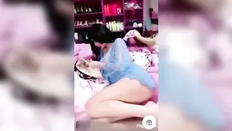 ممحونة خليجية بتهيج متابعينها على بزازها وتقفشهم