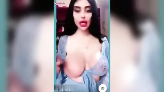 ممحونة خليجية بتهيج متابعينها على بزازها وتقفشهم