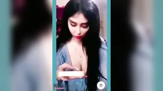 ممحونة خليجية بتهيج متابعينها على بزازها وتقفشهم