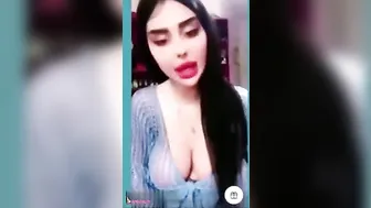 ممحونة خليجية بتهيج متابعينها على بزازها وتقفشهم