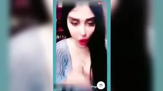 ممحونة خليجية بتهيج متابعينها على بزازها وتقفشهم
