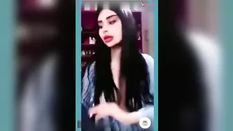 ممحونة خليجية بتهيج متابعينها على بزازها وتقفشهم