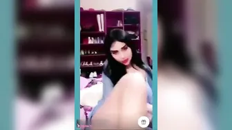 ممحونة خليجية بتهيج متابعينها على بزازها وتقفشهم