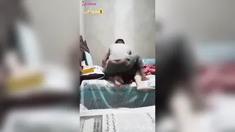 مصرية اخوها نزقها على السرير ونازل نيك بكل الاوضاع