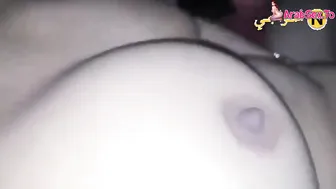 مصرية بتصور بزازها وتنزل فيهم تقفيش وتلعب في كسها