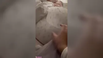 مصرية اخوها الديوث بيقفش طيزها ويصورها وهي نايمه