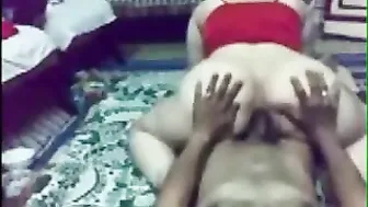 نص ساعة من الرقص والنيك لمصرية مع زبون عنتيل