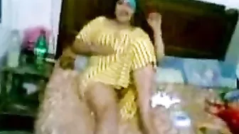 شرموطة جارها بيدخل عليها الشقة ويفشخ كسها على السرير