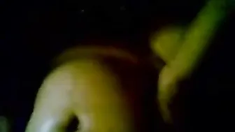 شرموطة جارها بيدخل عليها الشقة ويفشخ كسها على السرير