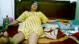 شرموطة جارها بيدخل عليها الشقة ويفشخ كسها على السرير