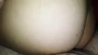 اخوها دخل عليها الشقة ونازل نيك في كسها الهيجان