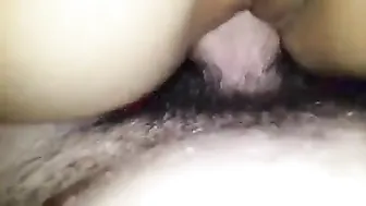 اخوها دخل عليها الشقة ونازل نيك في كسها الهيجان