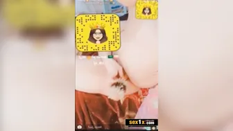 سعودية ملبن بتنيك في كسها بالزب الصناعي مع المتابعين