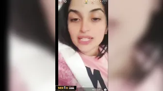 قحية سعودية بتعرض جسمها مع متابعينها وتدلع في اللايف