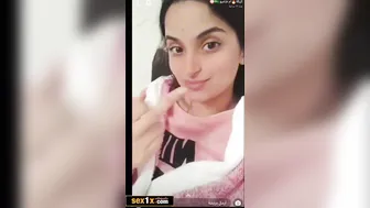 قحية سعودية بتعرض جسمها مع متابعينها وتدلع في اللايف