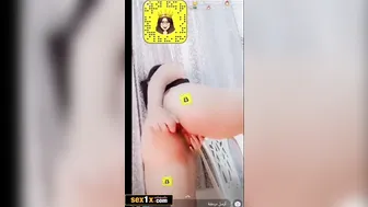 قحية سعودية بتعرض جسمها مع متابعينها وتدلع في اللايف