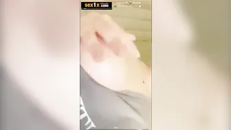 خليجية ملبن نازله في بزازها الكبيره تقفيش وتصور