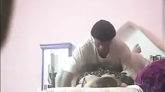 فلاحه مربربه مع جارها رفعاله رجليها وتاخد زبه في كسها