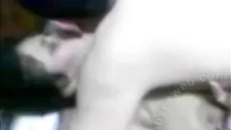 عنتيل مصري واخد عشيقها على السرير وفاشخ كسها نيك