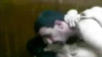 عنتيل مصري واخد عشيقها على السرير وفاشخ كسها نيك
