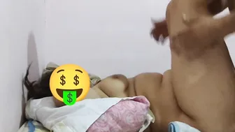 مكنة مصرية الزبون رافع رجليها وفاشخ كسها نيك عنيف