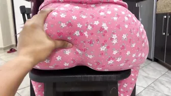 اخوها هاج على طيزها ونزل فيها نيك بكل الاوضاع