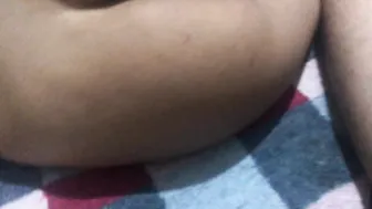 لبوة مصرية ماسكه الزب ونازله فيه تدليك وتتناك بعنف