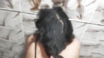 هيجانة مصرية واخده عشيقها الحمام ومخليها ينيكها خلفي