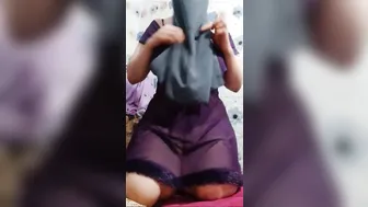 فلاحة منقبة بتهيج حبيبها على بزازها وتقفشهم بهيجان