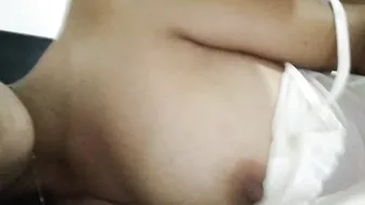 حبيبها بيقفش بزازها الجامدة ويرشق زبه في كسها