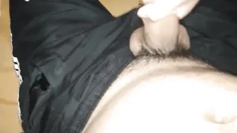 بيخلي حبيبته تدلك في زبه وتحطه في طيزها الملبن