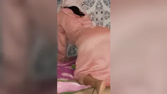مصرية اخوها قلعها العباية وفاشخ طيزها وكسها نيك