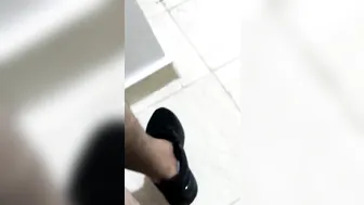 مصرية جارها دخل عليها الشقة وفشخها نيك بكل الاوضاع