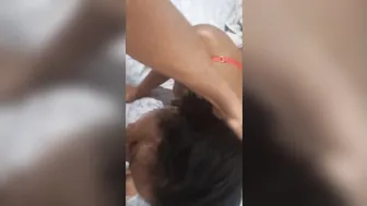 بت مصريه نايمه على بطنها والزب بيرشق كامل في طيزها