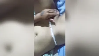 بنوتة مصرية بتقلع الهدوم وتنزل فرك في كسها وتجيبهم