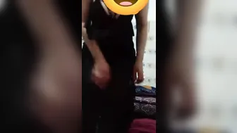 فلاحة واقفه بتعرض جسمها وترقص للزبون بالفلوس