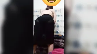 فلاحة واقفه بتعرض جسمها وترقص للزبون بالفلوس
