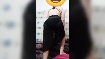 فلاحة واقفه بتعرض جسمها وترقص للزبون بالفلوس