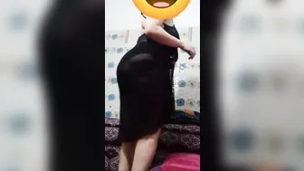 فلاحة واقفه بتعرض جسمها وترقص للزبون بالفلوس