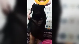 فلاحة واقفه بتعرض جسمها وترقص للزبون بالفلوس