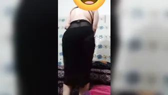 فلاحة واقفه بتعرض جسمها وترقص للزبون بالفلوس