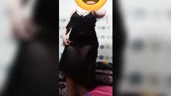 فلاحة واقفه بتعرض جسمها وترقص للزبون بالفلوس